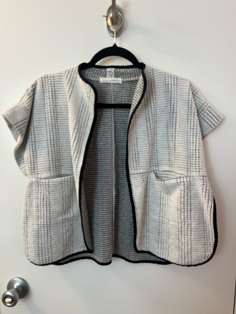 Ode to Jeune Gray & White Quilted Short-Sleeve Sweater Jacket PTP 22-23/L 22